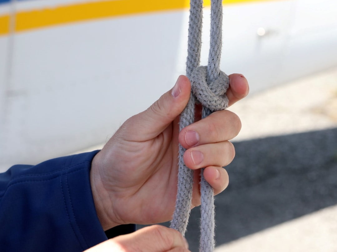 Tying the Airplane Knot